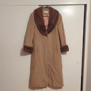 Elegant Tan Trench Coat with Brown Fur Trim